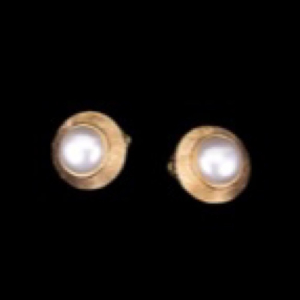 Vintage‎ Gold Tone & Faux Pearl Clip-on Earrings